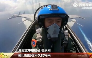 Kineski J-15 prelijeću američki razarač