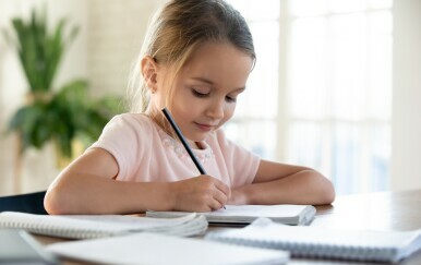 Djevojčica piše zadaću