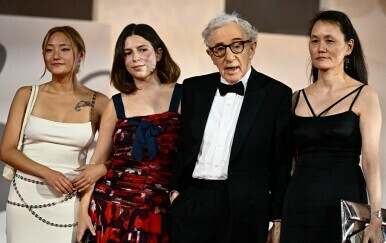 Woody Allen pozira sa Soon-Yi Previn i kćerima Bechet Allen i Manzie Allen