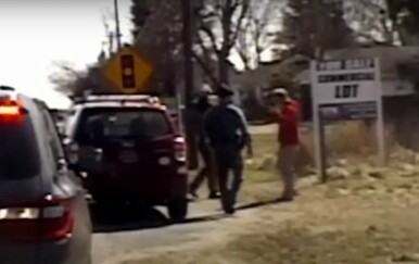 Policajci muškarcu iz ruke istrgnuli znak kojim je upozoravao na policijsku kameru