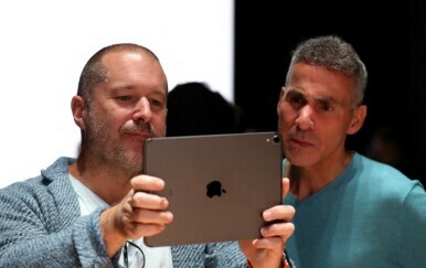 Jony Ive s iPadom u ruci