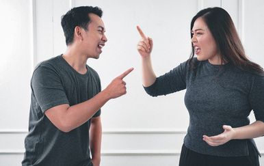 muškarac i žena se svađaju