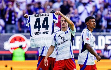 Igrači HSV-a pružaju podršku Mariju Vuškoviću