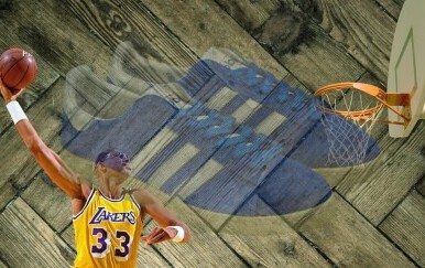 Košarkaš Kareem Abdul Jabbar kako izvodi skyhook i tenisice atmos x adidas