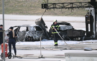 Auto udario u agregat za točenje goriva - 8