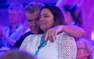 Pierce Brosnan i Keely Shaye Smith