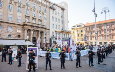 Svake prve subote u mjesecu muškarci se mole na glavnom gradskom trgu