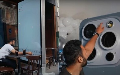 YouTuber Arun Maini u kafiću i ogromni Iphone i njegova kamera