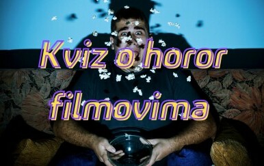 Prestrašeni muškarac gleda film i natpis kviz o horor filmovima