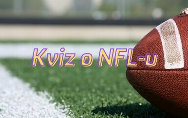 Lopta za američki nogomet na travnjaku i natpis Kviz o NFL-u