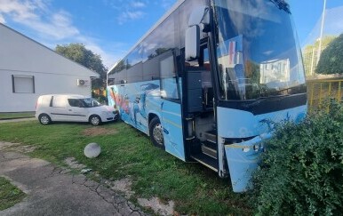 Autobus iskrcao školsku djecu pa uletio u dvorište dječjeg vrtića - 4