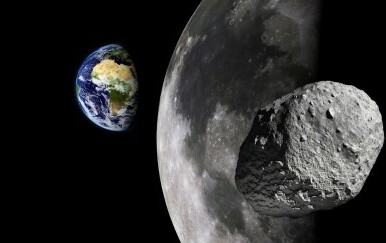 Mjesec i asteroid u svemiru sa Zemljom u pozadini