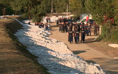 Mađari se svim snagama brane od nabujalog Dunava - 3