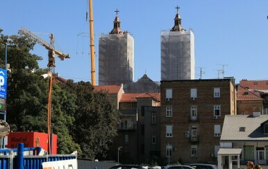 Podignute obnovljene kupole na tornjeve bazilike Srca Isusova u Palmotićevoj ulici u Zagrebu