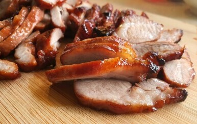 BBQ svinjetina iz pećnice: Recept za meso mekano poput oblaka koje se krije ispod hrskave kožice