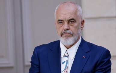 Albanski premijer objavio fotku sebe ijednog britanskog političara u kupaćim kostimima te ga pozvao na odmor života