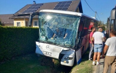 Autobus kod Carevgrada sletio s ceste