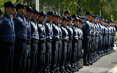 Policajci bi mogli dobiti kamere na odorama (ilustracija)