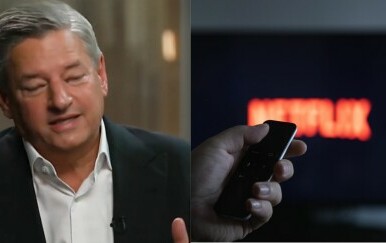 Ted Sarandos pri intervjuu i TV s upaljenim Netflixom