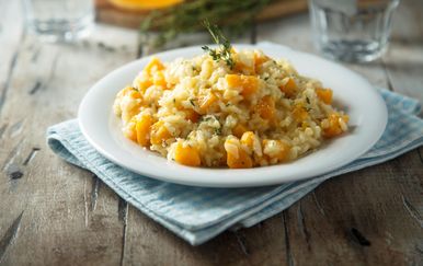 Jednostavan i savršeno kremast: Recept za rižoto od buče s timijanom i parmezanom