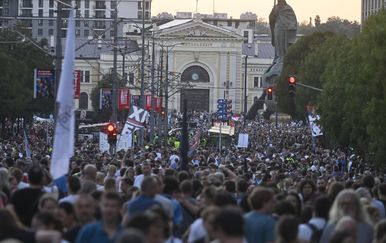 Beograd: Komemorativna šetnja povodom 10 mjeseci od pada nadstrešnice na željezničkoj stanici u Novom Sadu