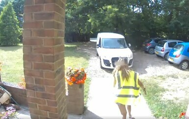 Naručili hranu, a dostavljačica im pred vratima priredila pravi šou