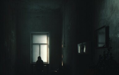 Žena zatočena u stanu, ilustracija, AI