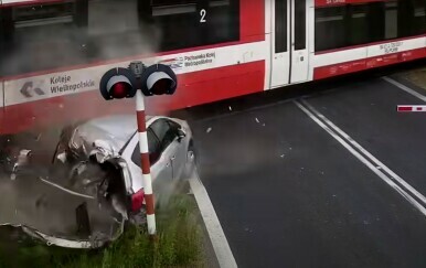 Vlak se zabio u automobil u Poljskoj