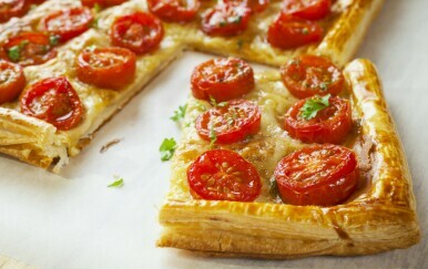Slana pita od lisnatoga tijesta, sira i rajčica recept