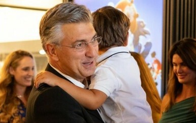 Andrej Plenković na premijeru animiranog filma poveo najmlađeg nasljednika Ivana