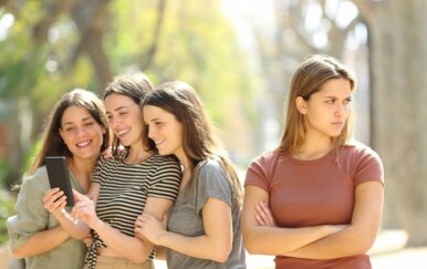 Ponašanja koja će otkriti ljubomornu osobu: 7 suptilnih znakova da vas netko u vašem krugu zapravo ne podržava