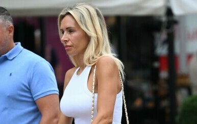 Ulična moda plavokosa dama u trapericama i bijeloj majici 2025.