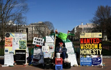 Donald Trump uklanja mirovno bdijenje koje ispred Bijele kuće stoji 44 godine