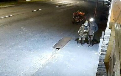 Tom Phillips snimljen krajem kolovoza s jednim svojim djetetom prilikom pljačke trgovine