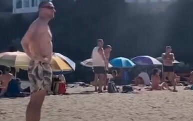 Prizor hipnotizirao muškarce na plaži, pogledajte što im je to privuklo pažnju