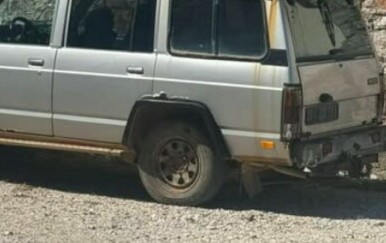 Hrđavi automobil s brodom umjesto krova