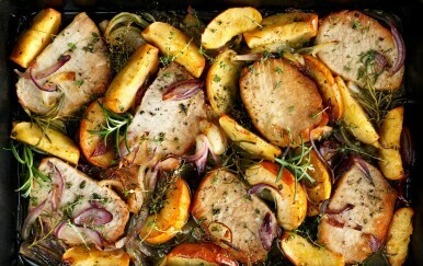 Svinjski kotleti iz pećnice s jabukama i lukom recept