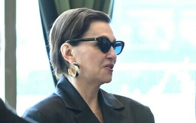 Nina Badrić sa zlatnom torbicom s Asosa 2025.