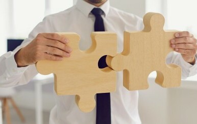 Muškarac koji drži dijelove slagalice u ruci