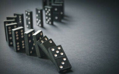 Kako se piše: domino efekt ili domino-efekt