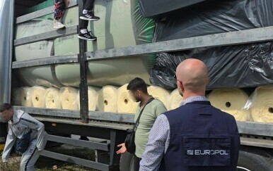 Policija zbog krijumčarenja migranata uhitila dvojicu državljana Srbije