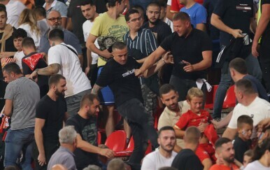 Snimka iz drugog kuta: Ovako je izbio kaos na Marakani, ljudi u crnom tukli navijače