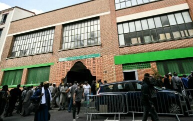 Džamija ispred koje su postavljene svinjske glave