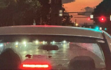 Automobil i zalazak sunca