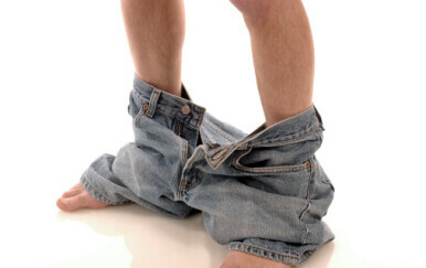 Muškarac skinuo hlače, ilustracija