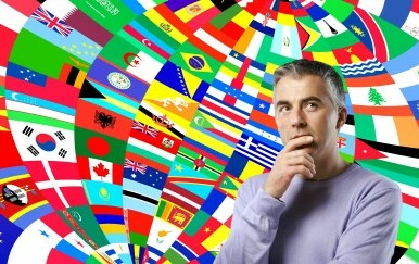 Muškarac koji razmišlja i zastave svijeta