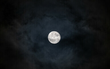 Kako se piše: svijetleći ili svjetleći