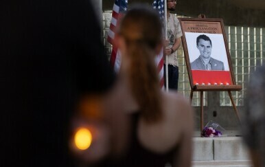 Bdijenje za Charlieja Kirka