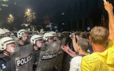 FOTO U Beogradu jezive poruke Nikoli Kaliniću: "Blokaderu, ustašo!"