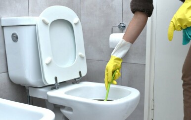Evo zašto (kako i koliko često) stvarno trebate čistiti svoj WC